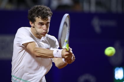 Juan Manuel Cerúndolo en acción durante el partido con Federico Coria.