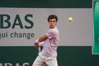 El tenista argentino Juan Manuel Cerúndolo, de 19 años, avanzó a la tercera y última ronda de la clasificación en Roland Garros.