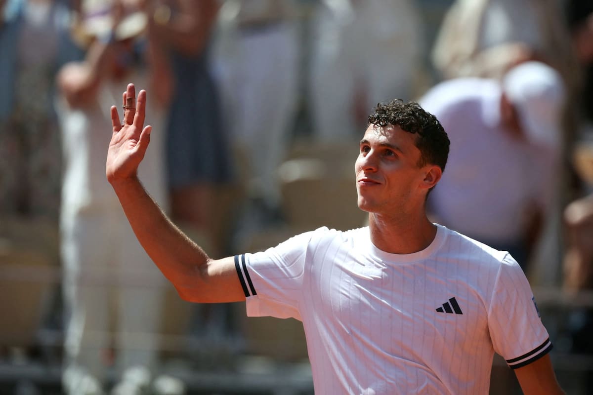 Juan Manuel Cerúndolo saluda al público luego de su triunfo frente a Jannik Sinner en Roland Garros