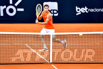 Juan Manuel Cerúndolo sigue pisando fuerte en el Río Open, sobre polvo de ladrillo, la superficie en la que mejor se siente