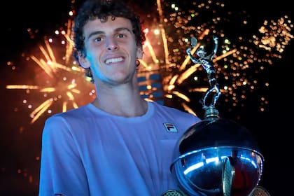 Juan Manuel Cerúndolo tiene un excelente 2021, con un título ATP y dos de Challenger, pero sigue sin ingresar en el Top 100; ya tendría esa consideración con el sistema anterior.