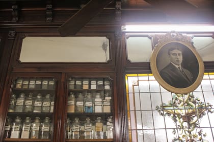 Juan Manuel Domínguez fue el abuelo de Arturo, que hoy atiende la Antigua Farmacia Del Águila.
