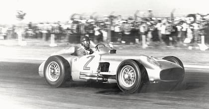 Juan Manuel Fangio a bordo del legendario Flecha de Plata que utilizará Franco Colapinto