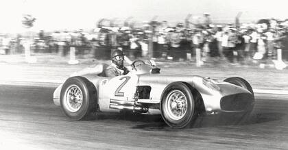 Juan Manuel Fangio, al volante de la histórica Flecha de Plata