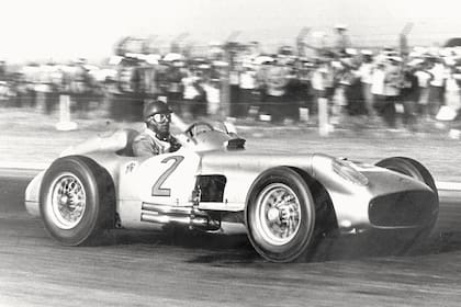 Juan Manuel Fangio, a fondo en el autódromo de Buenos Aires