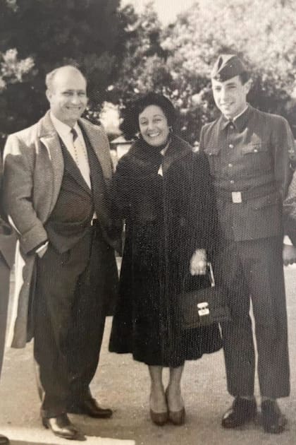 Juan Manuel Fangio con Andrea “Beba” Berruet, la mujer con la que más tiempo estuvo el piloto y con quien –el 6 de abril de 1938– tuvo a su primogénito. En la foto, tomada en 1959, cuando “Cacho” tenía 21 años, estaba en el servicio militar y llevaba el apellido Espinoza. El 16 de diciembre de 2015 fue identificado como hijo legítimo del Chueco.