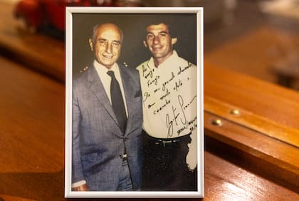 Juan Manuel Fangio con Ayrton Senna en una foto autografiada