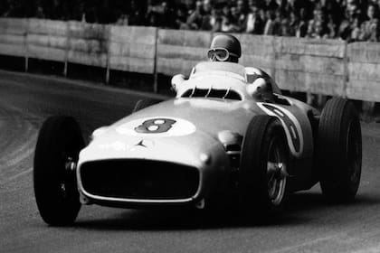 Juan Manuel Fangio en plena competencia