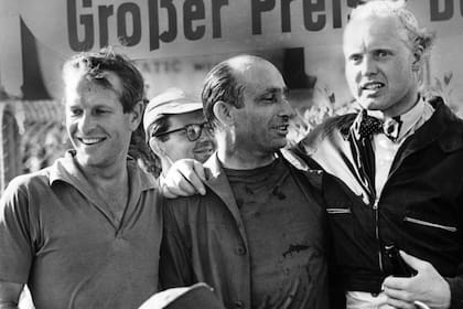 Juan Manuel Fangio, felicitado por Peter Collins y Mike Hawthorn