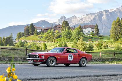 Juan Manuel Fangio II en un Ford Mustang del año 1969