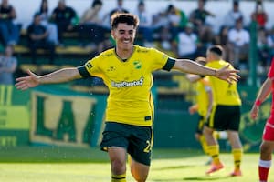 El delantero de bigote pintoresco que habla como un universitario y llena de magia al equipo argentino distinto
