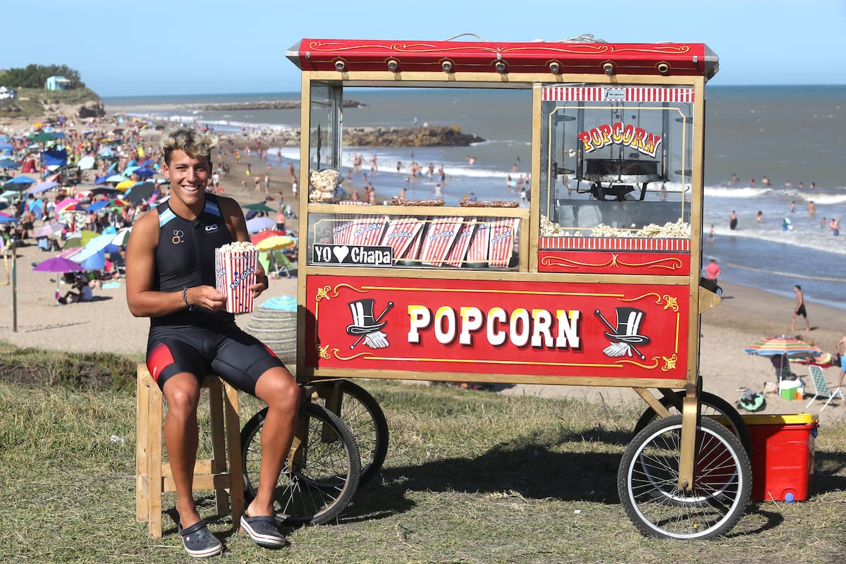 Juan Manuel Hoyos y su puesto de pochoclos en Chapadmalal
