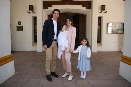 Juan Manuel, Isabel, Belita y Julia posan a la salida de la parroquia minutos antes de partir hacia su casa para celebrar con sus invitados.