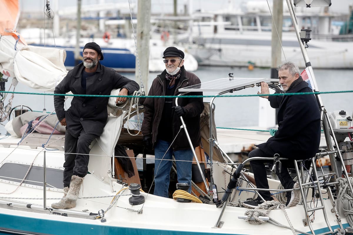 Juan Manuel (izquierda) atravesó mares desde Europa para reencontrarse con su familia en Mar del Plata, Su padre y su hermano Carlos se reencontraron con él en el puerto