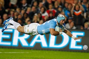 Juan Manuel Leguizamón convierte un try ante All Blacks en el Championship 2013