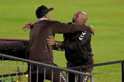 Juan Manuel Llop, director técnico de Platense, festeja el ascenso tras el triunfo por penales sobre Estudiantes, de Río Cuarto.