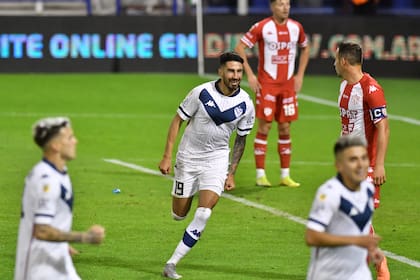 Juan Manuel Lucero festeja su gol tras recibir el centro de Guidara; Vélez se floreó en Liniers ante Unión de Santa Fe