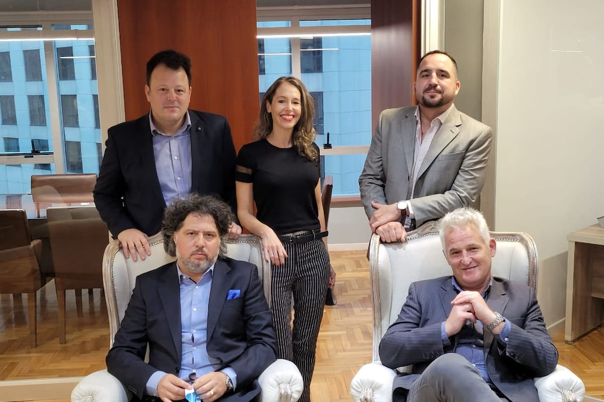 Juan Manuel Manganaro (Gaman) y Ezequiel Martínez (Asset), junto a gerentes de las firmas, tras sellar la compra del 35% del paquete accionario