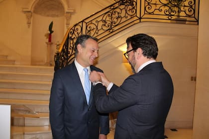 Juan Manuel Olima es condecorado en la embajada de Italia