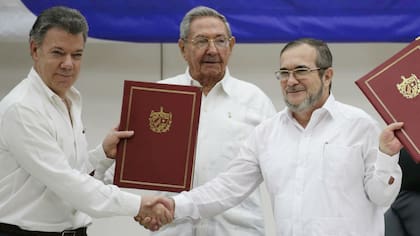 Juan Manuel Santos y Rodrigo Londoño sellan el acuerdo con la observación de Raúl Castro