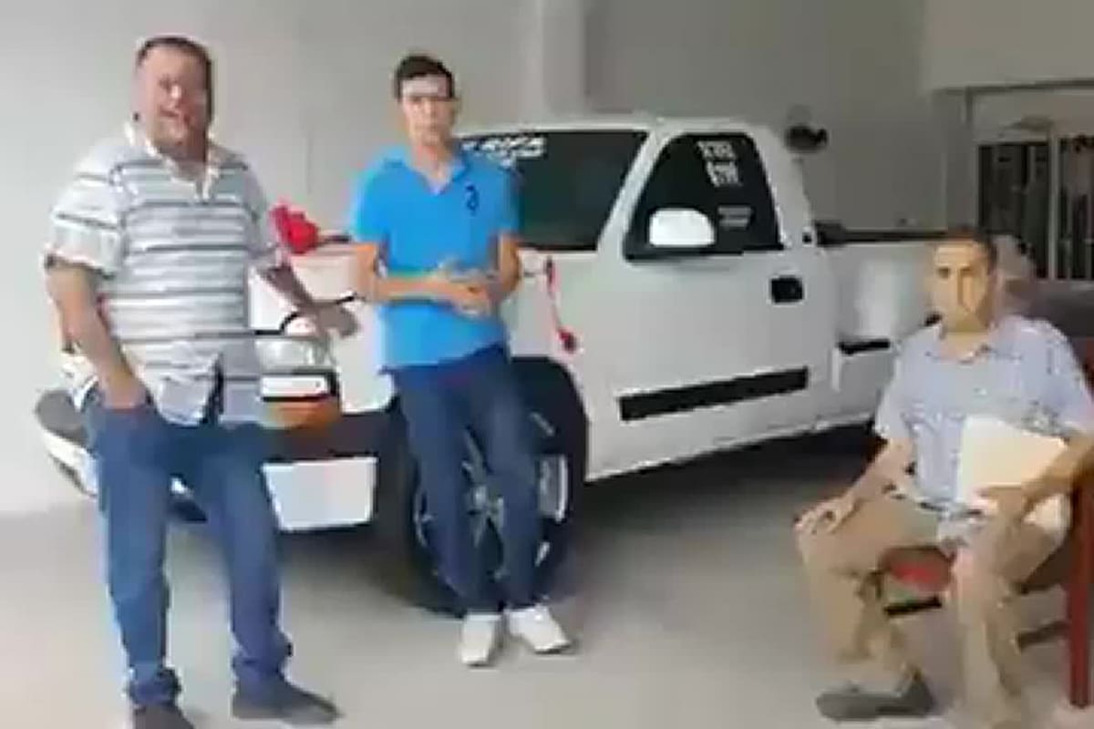 Juan Manuel se disponía a entregar la camioneta al ganador de la rifa y se encontró con una emotiva respuesta