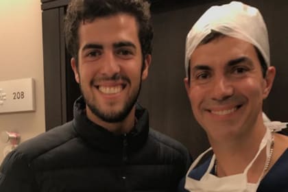 Juan Manuel Urtubey junto a su hijo mayor, poco después del nacimiento de Isabelita.