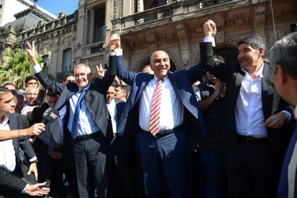 Juan Manzur, en el centro, entre Osvaldo Jaldo y Miguel Acevedo, su reemplazante en el boleta
