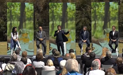 Juan Manzur, jefe de Gabinete, Axel Kicillof, gobernador de la provincia de Buenos Aires, Matías Lammens, ministro de Turismo y Deportes y Luana Volnovich, titular del PAMI en la presentación del Previaje para jubilados de PAMI.