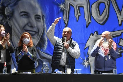 Juan Manzur, junto a Emilio Pérsico; el tucumano actúa como presidente en funciones