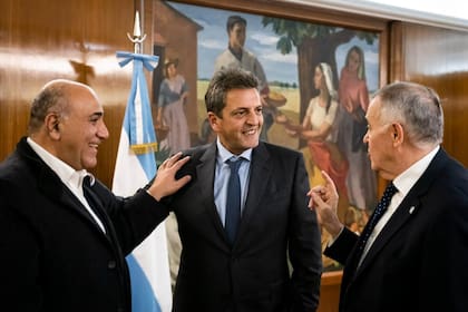 Juan Manzur, Sergio Massa y Osvaldo Jaldo este viernes en el ministerio de Economía
