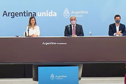 Juan Manzur y Fernanda Raverta en el anuncio de la Jubilación Anticipada