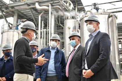Juan Manzur y Julián Domínguez, en el cuarto y quinto lugar desde la izquierda, en la visita a una de las plantas de bioetanol