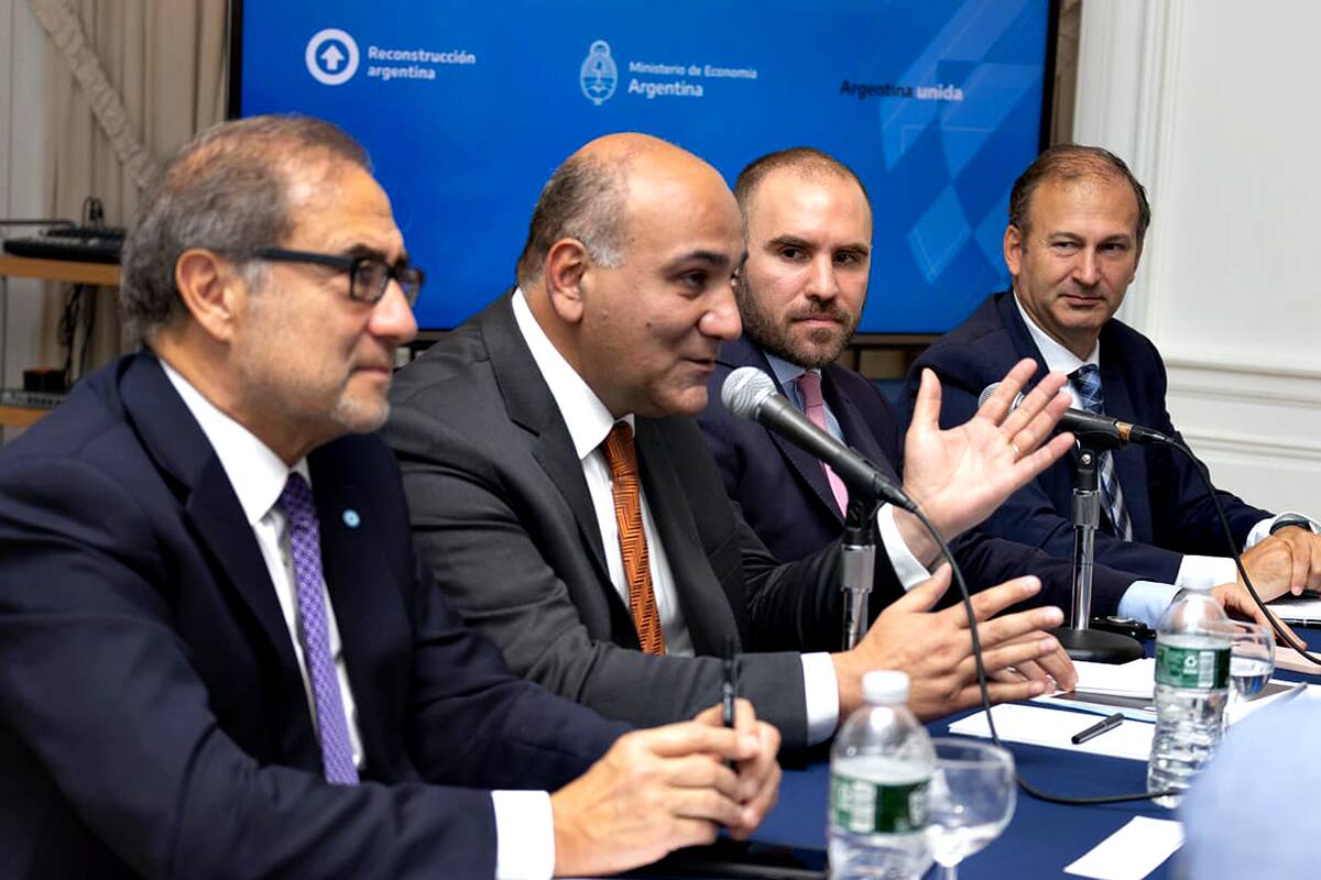 Juan Manzur y Martín Guzmán en el consulado argentino de Nueva York