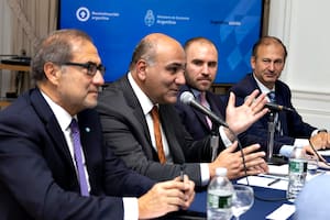Juan Manzur y Martín Guzmán en el consulado argentino de Nueva York