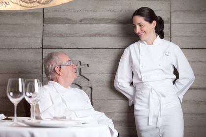 Juan Mari Arzak y Elena, su hija, en el salón del restaurante