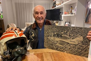 Juan Maria Pechar en su hogar junto a uno de sus cascos de aviador naval que utilizó durante su permanencia en la Aviación Naval Norteamericana, su campera de vuelo y una imagen muy especial. (Gentileza Federico Pechar).