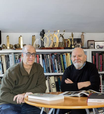 Juan Mario Roust (izq.), y Jorge Ferrari, dos directores de arte y escenógrafos de impresionante trayectoria. Detrás, algunas de sus múltiples distinciones.