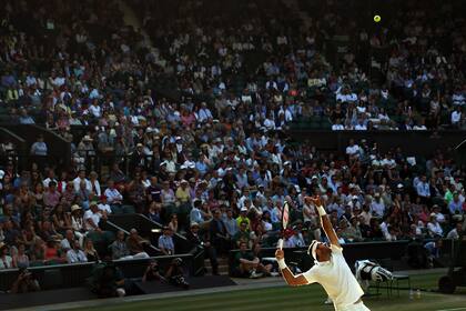 El movimiento de saque de Del Potro ante la atención de 15.000 espectadores en Wimbledon, en los cuartos de final de 2018.