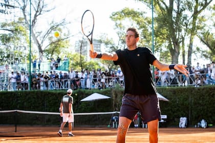 Juan Martín del Potro, en una de las canchas de práctica del Buenos Aires Lawn Tennis Club, con el público siguiéndolo de cerca.