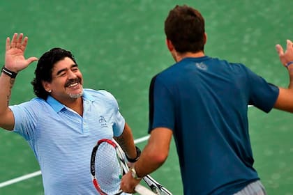 Una imagen entrañable: Diego, feliz, choca la mano con Delpo, uno de los más grandes de nuestro tenis