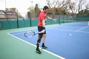 Juan Martín del Potro no se rinde y sigue adelante con su recuperación para volver a jugar al tenis: aquí, con la férula en la rodilla operada, pegándole a la pelota en el Tenis Club Argentino, en Palermo.