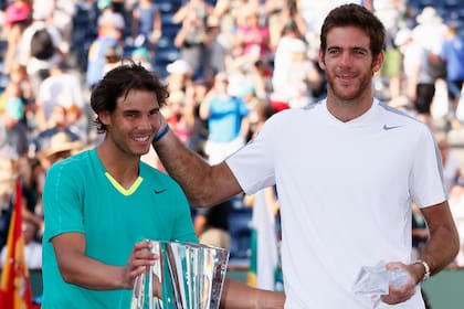 Juan Martin Del Potro y Rafael Nadal, con la copa del BNP Paribas Open ATP en Indian Wells, California en 2013