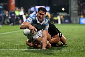 Juan Martín González a punto de apoyar el try de los sueños frente a los All Blacks
