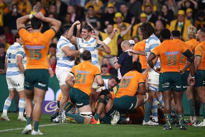 Juan Martín González levanta su brazo para celebrar el try que les dio el triunfo a los Pumas