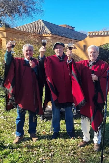 Juan Martin Güemes, Hernan Güemes y Alberto Ruete Güemes encabezaron el brindis en honor a su ancestro ilustre, Martín Miguel de Güemes
