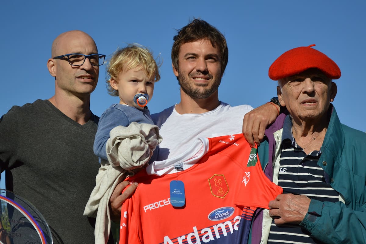 Juan Martín Hernández, con su hijo Beltrán y la camiseta de Deportiva Francesa; lo acompañan el vicepresidente del club, Diego Moshcovik, y el exPuma Oscar Martínez Basante