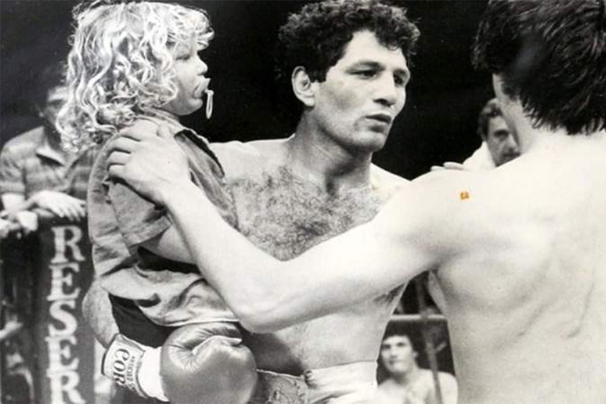 Juan Martín "Látigo" Coggi, con su hijo Martín en brazos; la épica que asombró a los italianos