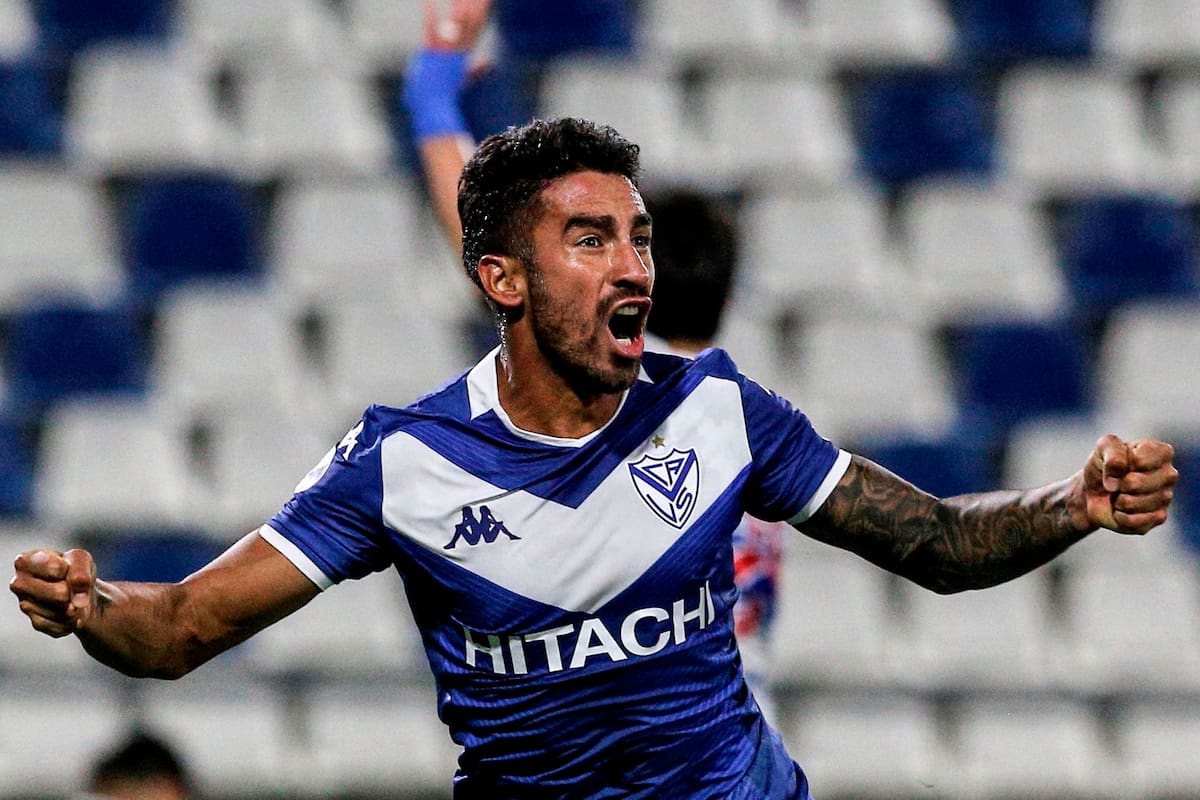 Juan Martin Lucero celebra luego de anotar el gol de la victoria de Velez en Chile.