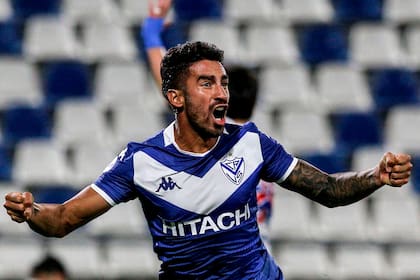 Juan Martin Lucero celebra luego de anotar el gol de la victoria de Velez en Chile.