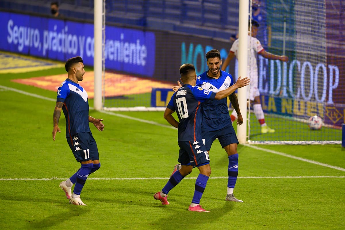 Juan Martín Lucero consiguió el gol decisivo en el cierre y lo celebra con Thiago Almada; la victoria deja en excelente posición a Vélez con miras a los playoffs.